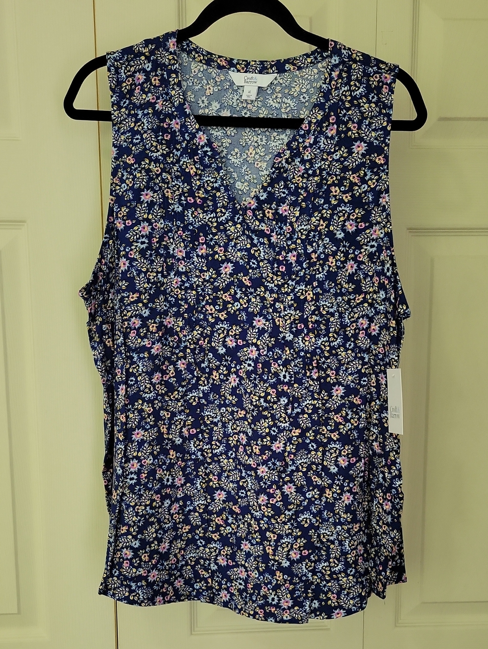 croft & barrow Navy Floral V-Neck Sleeveless Camisole